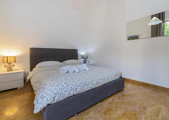 Casa Lella Con Giardino E Parcheggio Privato Finale Ligure